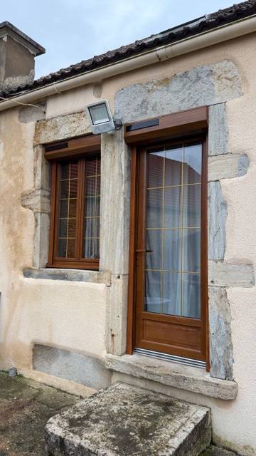 pose de fenêtre et porte volet roulant en PVC chêne doré à Montbart 